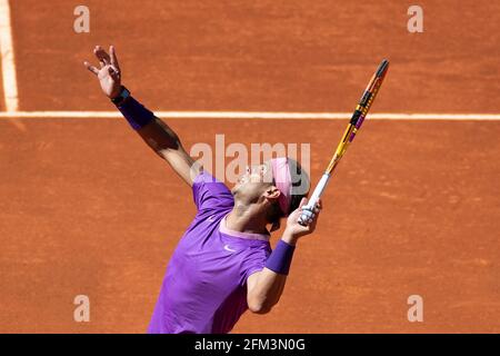 Madrid, Spanien. Mai 2021. Rafael Nadal ist im Einzel-Match 32 zwischen dem Spanier Rafael Nadal und seinem Landsmann Carlos Alcaraz bei den Madrid Open am 5. Mai 2021 in Madrid, Spanien, vertreten. Quelle: Meng Dingbo/Xinhua/Alamy Live News Stockfoto