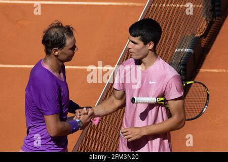 Madrid, Spanien. Mai 2021. Rafael Nadal (L) aus Spanien begrüßt mit seinem Landsmann Carlos Alcaraz nach der Einzel-Runde der Männer von 32 Spiel bei den Madrid Open in Madrid, Spanien, 5. Mai 2021. Quelle: Meng Dingbo/Xinhua/Alamy Live News Stockfoto