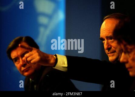 Der Abgeordnete Gillian Shephard, Ian lang, und der konservative Brian Mawhinney Parteivorsitzender bei der konservativen Pressekonferenz in London Stockfoto