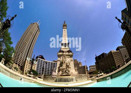 Indianapolis, Indiana, USA. Ein extremer Blick auf das Indiana State Soldiers and Seemanns Monument, das am Monument Circle in der Innenstadt von Indianapolis errichtet wurde. Stockfoto