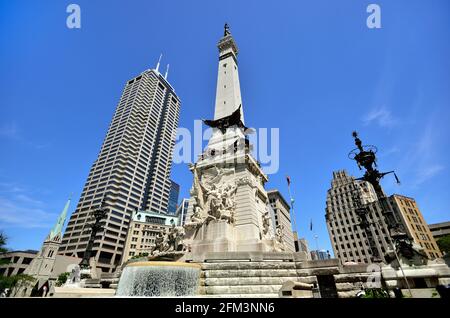 Indianapolis, Indiana, USA. Die Indiana State Soldaten und Matrosen Denkmal auf Monument Circle in Downtown Indianapolis gebaut. Stockfoto