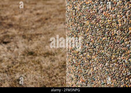 Eine Wand aus kleinen schönen mehrfarbigen Kieselsteinen Stockfoto