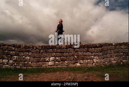 Sir Jocelyn Stevens Vorsitzender der English Heritage Walks on Hadrians Wall at Cawfields Stockfoto