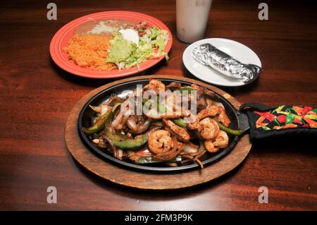 Authentische und traditionelle mexikanische Küche, bekannt als Shrimp Steak und c hicken Sie Fajitas Stockfoto