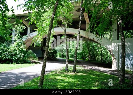 Minnehaha Parkway Regional Trail, der unter einem der Bögen unterhalb der Nicollet Avenue Bridge verläuft. Minneapolis Minnesota, USA Stockfoto