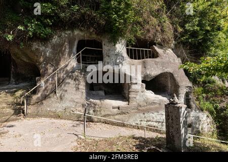 Iwatani Kannon-do ist ein Höhlentempel in Chiba, der angeblich an einem Tag von Gyoki aus dem Sandsteinfelsen geschnitzt wurde. Es ist Teil von Seigon- Stockfoto