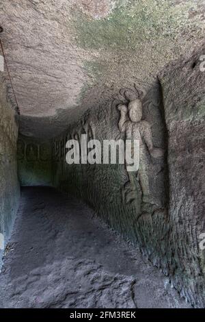 Iwatani Kannon-do ist ein Höhlentempel in Chiba, der angeblich an einem Tag von Gyoki aus dem Sandsteinfelsen geschnitzt wurde. Es ist Teil von Seigon- Stockfoto