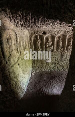 Iwatani Kannon-do ist ein Höhlentempel in Chiba, der angeblich an einem Tag von Gyoki aus dem Sandsteinfelsen geschnitzt wurde. Es ist Teil von Seigon- Stockfoto