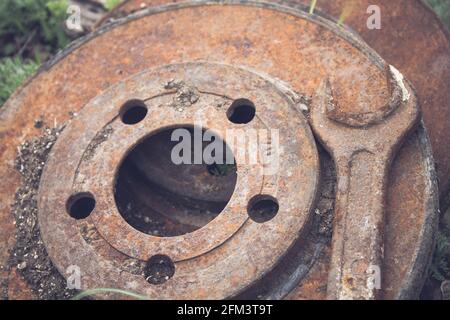 Rostige Bremsscheiben für Autos. Alte Autoteile. Alte Bremsscheiben durch neue ersetzen. Autowerkstatt. Stockfoto