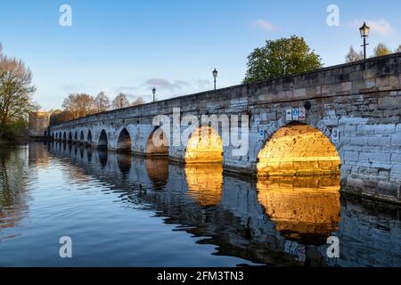 Clopton Brücke über den Fluss avon bei Sonnenaufgang im Frühjahr. Stratford-Upon-Avon, Warwickshire, England Stockfoto