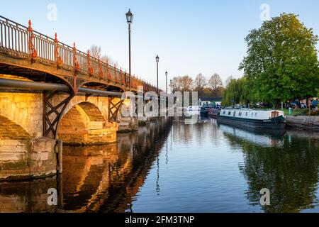 Clopton Brücke über den Fluss avon bei Sonnenaufgang im Frühjahr. Stratford-Upon-Avon, Warwickshire, England Stockfoto