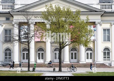 Kassel, Deutschland. Mai 2021. Vor dem Museumsgebäude des Fridericianum steht eine Eiche, die vom Aktionskünstler Joseph Beuys gepflanzt wurde. Die Aktion '7000 Eichen' des Künstlers Joseph Beuys, in der in Kassel Bäume mit daneben liegenden Basaltsteinen gepflanzt wurden, wurde 1982 im Rahmen der Documenta 7 gestartet und bis zum letzten Baum 1987 fortgesetzt. Der Künstler des Jahrhunderts Beuys wurde vor 100 Jahren am 12. Mai geboren. Quelle: Swen Pförtner/dpa/Alamy Live News Stockfoto