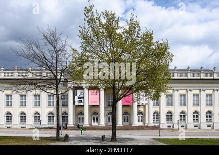 Kassel, Deutschland. Mai 2021. Vor dem Museumsgebäude des Fridericianum steht eine Eiche, die vom Aktionskünstler Joseph Beuys gepflanzt wurde. Die Aktion '7000 Eichen' des Künstlers Joseph Beuys, in der in Kassel Bäume mit daneben liegenden Basaltsteinen gepflanzt wurden, wurde 1982 im Rahmen der Documenta 7 gestartet und bis zum letzten Baum 1987 fortgesetzt. Der Künstler des Jahrhunderts Beuys wurde vor 100 Jahren am 12. Mai geboren. Quelle: Swen Pförtner/dpa/Alamy Live News Stockfoto