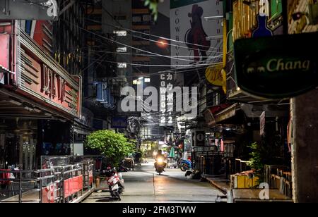 Bangkok, Thailand. Mai 2021. Blick auf einen leeren, international bekannten Soi Cowboy Go-Bar-Unterhaltungsbereich. Bangkok Nachtleben Unterhaltungsmöglichkeiten, Bars, Pubs und Restaurants sind in der ausgewiesenen roten Zone geschlossen. Aufgrund des jüngsten Ausbruchs des Covid-C-19-Virus in der Hauptstadt wurde vom 3. Bis 17. Mai 2021 eine teilweise Sperrung für 2 Wochen verhängt. (Foto von Paul Lakatos/SOPA Images/Sipa USA) Quelle: SIPA USA/Alamy Live News Stockfoto