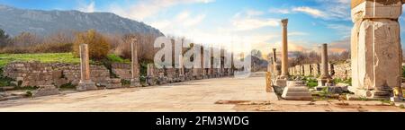 Staatliche Agora in der Nähe der Bibliothek von Celsus in der antiken Stadt Ephesus. Türkei. UNESCO-Kulturerbe Stockfoto