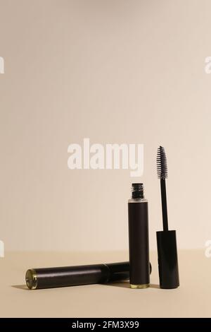Isolierte Mascara auf neutralem Hinterfransen. Mit Pinsel öffnen, schwarz Stockfoto