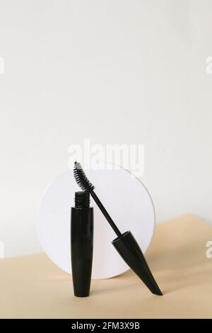 Isolierte Mascara auf neutralem Hinterfransen. Mit Pinsel öffnen, schwarz Stockfoto