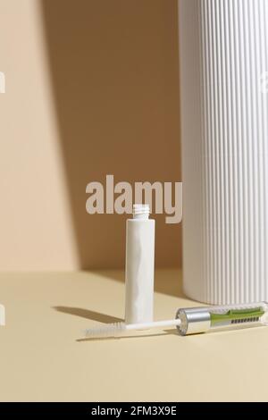 Isolierte Mascara auf neutralem Hinterfransen. Mit Pinsel öffnen, schwarz Stockfoto