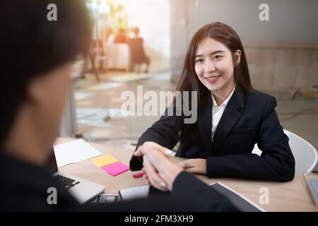 Beratung von Business Frau und Business-Mann betrachten Business-Plan Im Büro Stockfoto