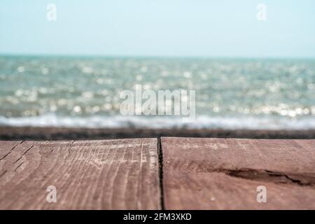 Abstrakte Natur Sommer oder Frühling Meer Meer Hintergrund. Kleine Wellen auf der goldenen, warmen Wasseroberfläche verwischen sich in Bewegung mit Bokeh-Lichtern vom Sonnenuntergang. Urlaub Stockfoto