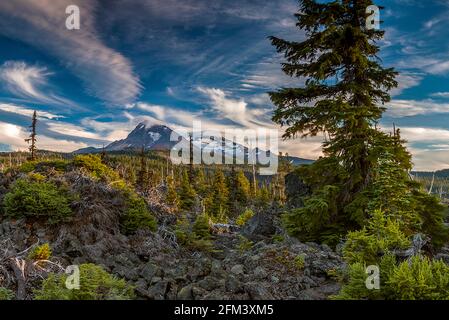 Nördliche Schwester, Mittlere Schwester, Belknap Lava Flow, Three Sisters Wilderness, Willamette-Deschutes National Forest, Oregon Stockfoto