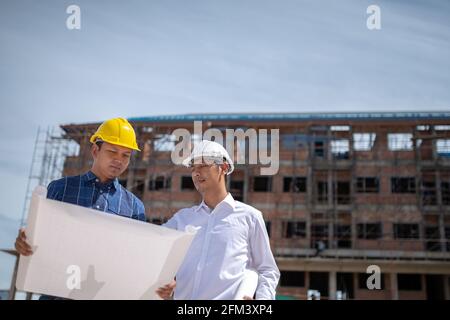 Architekt und Ingenieur prüfen die Konstruktion eines Gebäudes Baustelle Stockfoto