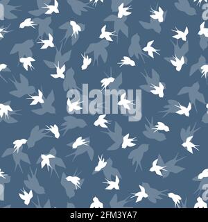 Nahtloses Muster mit weißer Schwalbe Silhouette auf blauem Hintergrund. Niedlicher Vogel im Flug. Vektorgrafik. Doodle-Stil. Design für Einladung Stock Vektor