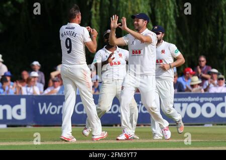 David Masters von Essex wird von seinen Teamkollegen gratuliert, nachdem er während des Essex CCC gegen Sussex CCC, Specsavers County Cha, das Wicket von Luke Wright genommen hatte Stockfoto