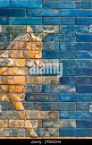 Detailreiches Wandfragment mit Aurochs-Symbol der Hadad-Gottheit aus Das antike Babylon Stockfoto