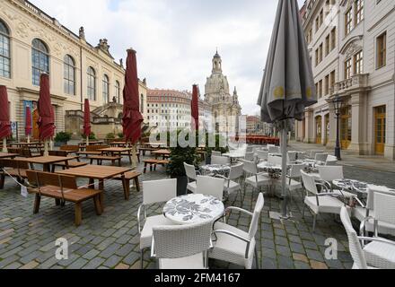 Dresden, Deutschland. April 2021. Auf dem Neumarkt vor der Frauenkirche sind Außenplätze von Restaurants eingerichtet. Quelle: Robert Michael/dpa-Zentralbild/ZB/dpa/Alamy Live News Stockfoto