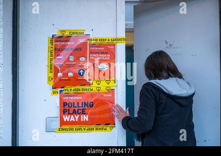 Lauder. Scottish Borders, Großbritannien. Mai 2021. In ganz Schottland öffnen sich die Türen der britischen Wahllokale, wenn die Öffentlichkeit an die Wahlen zum schottischen Parlament und zu Kommunalwahlen geht. Aufgrund der aktuellen Situation der Coronavirus-Pandemie Covid 19 gibt es strenge Maßnahmen zur sozialen Distanzierung. Quelle: phil wilkinson/Alamy Live News Stockfoto