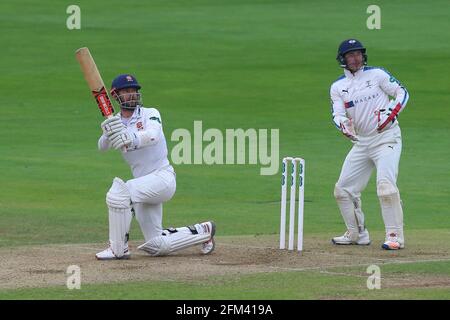 James Foster von Essex hat während Essex CCC gegen Yorkshire CCC, Specsavers County Championship Division 1 Cricke, die Bowlingbahn von Steven Patterson erreicht Stockfoto