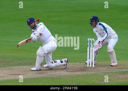 James Foster von Essex hat während Essex CCC gegen Yorkshire CCC, Specsavers County Championship Division 1 Cricke, die Bowlingbahn von Steven Patterson erreicht Stockfoto