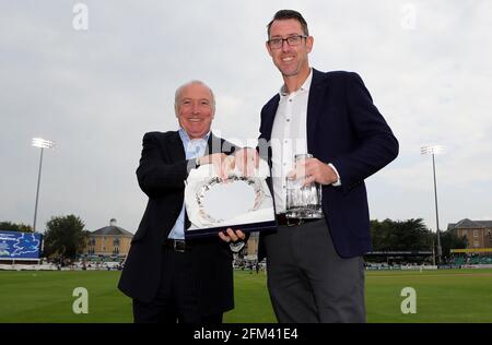 Der Ex-Essex-Spieler David Masters (R) erhält eine besondere Auszeichnung für seine Leistungen von Chief Executive Derek Bowden während des Essex CCC gegen Yorkshire CCC, S Stockfoto