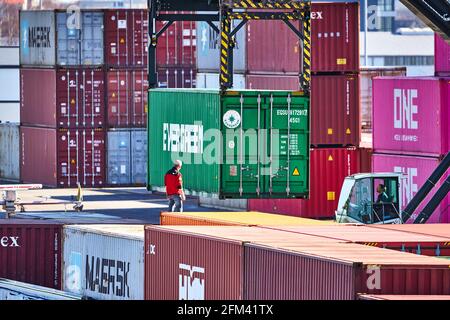 Wolfsburg, 21. Februar 2021: Im Hafen von Fallersleben lädt ein Containerkran Frachtcontainer eines Frachtschiffes für die Autofabrik in wo Stockfoto