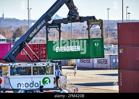 Wolfsburg, 21. Februar 2021: Im Hafen von Fallersleben lädt ein Containerkran Frachtcontainer eines Frachtschiffes für die Autofabrik in wo Stockfoto