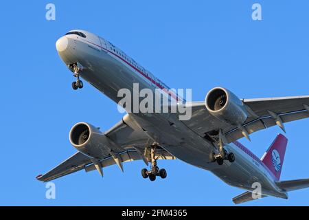 Richmond, British Columbia, Kanada. Mai 2021. Ein Airbus A350-900-Großraumflugzeug (B-304V) von Sichuan Airlines ist auf dem endgültigen Landeanflug am internationalen Flughafen Vancouver. Quelle: Bayne Stanley/ZUMA Wire/Alamy Live News Stockfoto