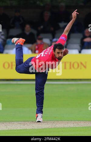 Ravi Bopara beim Bowling für Essex während Essex Eagles gegen Kent Spitfires, Royal London One-Day Cup Cricket auf dem Essex County Ground am 15. Juni Stockfoto