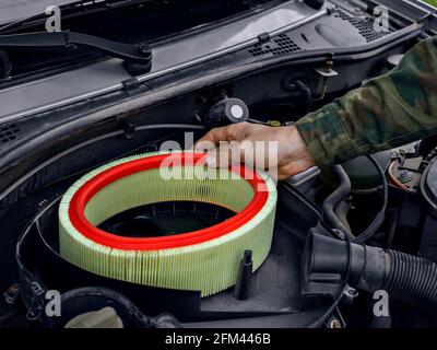Man ersetzte den Luftfilter am Motor des Autos. Stockfoto
