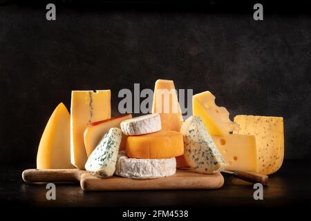 Bio-Käse auf schwarzem Hintergrund mit einem Platz für Text Stockfoto