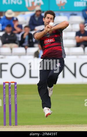 Tim Groenewald beim Bowlen für Somerset während Essex Eagles vs Somerset, Royal London One-Day Cup Cricket auf dem Essex County Ground am 12. Juni Stockfoto