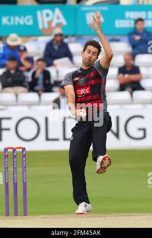 Tim Groenewald beim Bowlen für Somerset während Essex Eagles vs Somerset, Royal London One-Day Cup Cricket auf dem Essex County Ground am 12. Juni Stockfoto