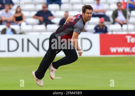 Tim Groenewald beim Bowlen für Somerset während Essex Eagles vs Somerset, Royal London One-Day Cup Cricket auf dem Essex County Ground am 12. Juni Stockfoto