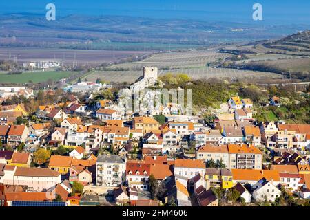 Kozi hradek, pohled ze Svateho Kopecku, Mikulov, Jizni Morava, Ceska republika / Kozi Hradek, Blick vom Holly Hill, Mikulov Stadt, Südmähren, Tschechisch Stockfoto