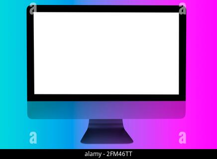PC-Computer auf dem Schreibtisch in Blau- und Pink-Tönen. Arbeitsbereich mit Computer, auf dem ein leerer, isolierter weißer Bildschirm mit Kopierbereich angezeigt wird. Leerer Raum für Text Stockfoto