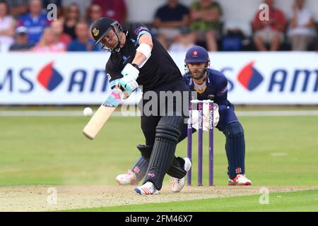 Luke Wright erreicht sechs Läufe für Sussex, während James Foster während Essex Eagles vs Sussex Sharks, NatWest T20 Blast Cricket A, hinter den Stumps schaut Stockfoto