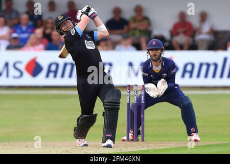 Luke Wright erreicht sechs Läufe für Sussex, während James Foster während Essex Eagles vs Sussex Sharks, NatWest T20 Blast Cricket A, hinter den Stumps schaut Stockfoto