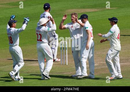 Timm van der Gugten von Glamorgan (3. R) feiert die Einnahme des Wickels von Ryan Ten Doeschate während Glamorgan CCC gegen Essex CCC, Specsavers County CHAMP Stockfoto