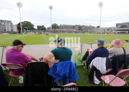 Am 13. August 2017 warten Zuschauer auf den Spielbeginn vor Gloucestershire gegen Essex Eagles, NatWest T20 Blast Cricket auf dem Brightside Ground Stockfoto