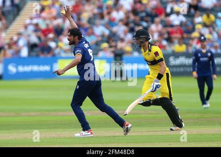 Mohammad Amir von Essex behauptet das Dickicht von Benny Howell während Gloucestershire gegen Essex Eagles, NatWest T20 Blast Cricket am Brightside Ground On Stockfoto